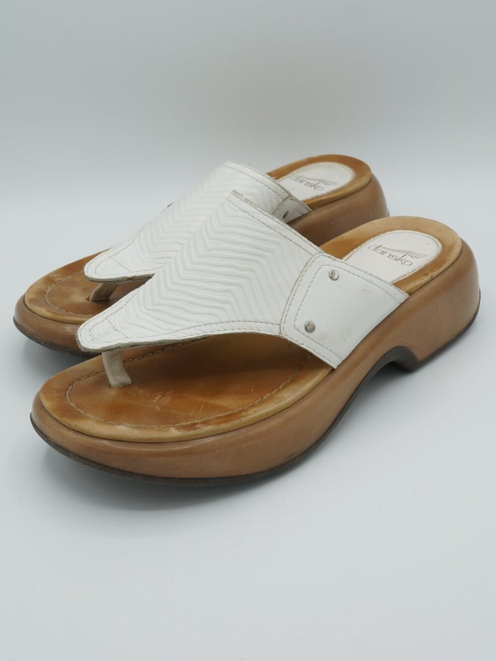 Dansko White Embossed Leather Thong Platform Sandals Women's Size 37 (US 6.5-7)